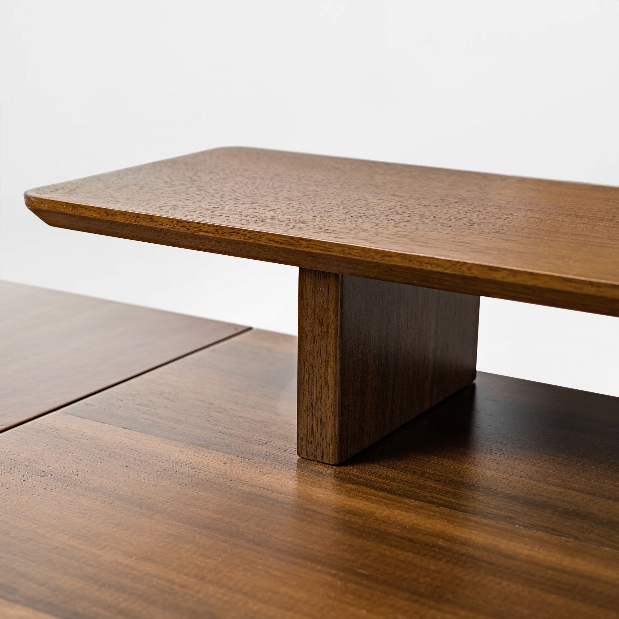 Ark Pro L-Shaped Desk Detail, Walnut Wood Surface With Natural Grain, Elegant Home Office Desk Design.