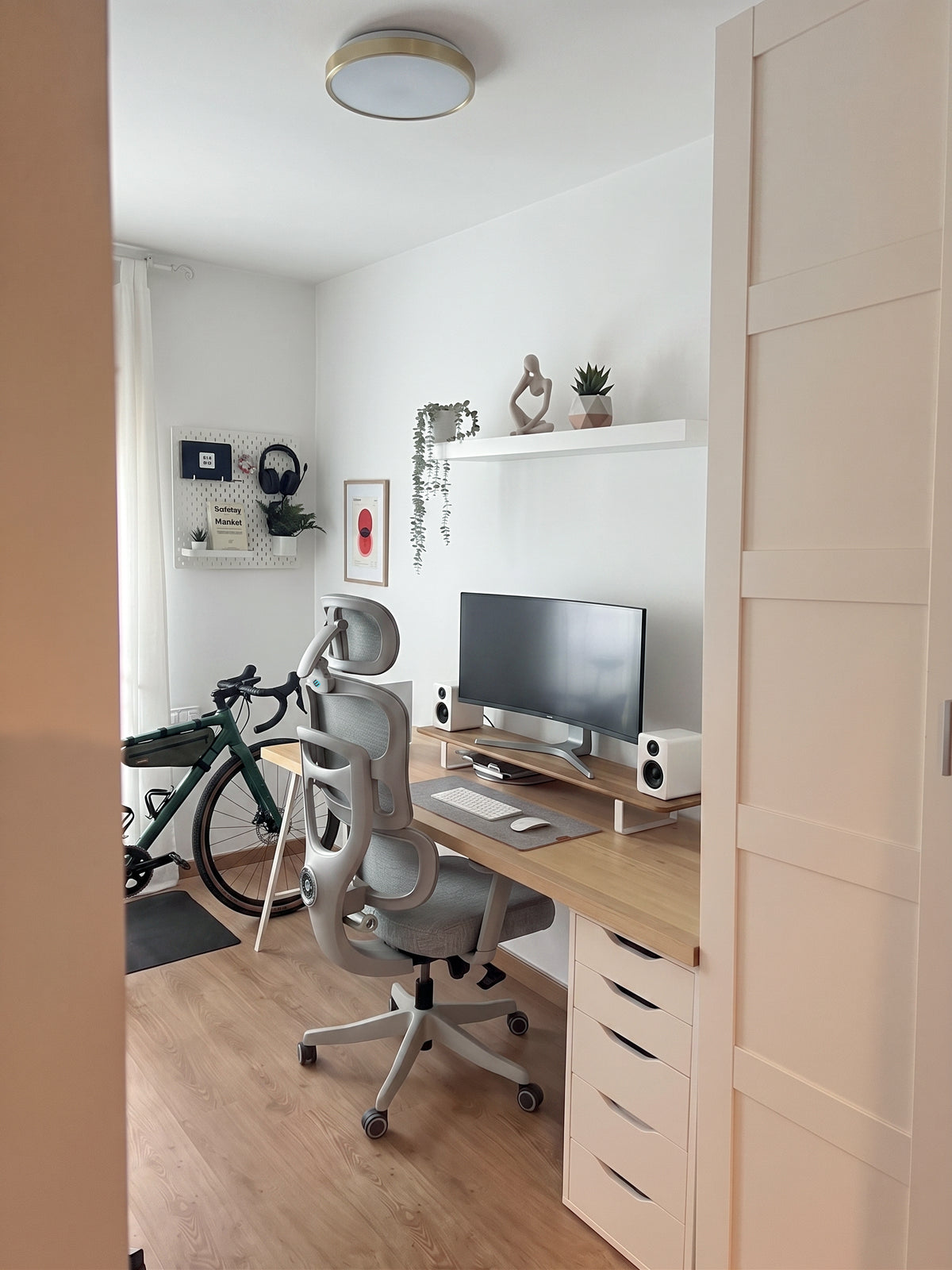Eureka Ergonomic Business